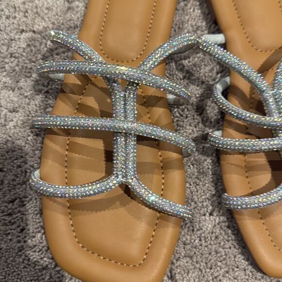 Quipid - size 10 silver  sparkle sandals like new! - Picture 2 of 4